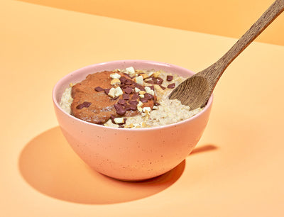 Bananen Porridge mit Mandel-Toffee-Topping: vegan, einfach & karamellig