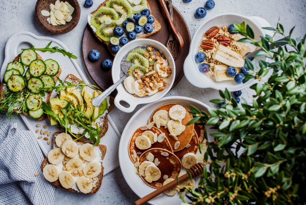 Gedeckter Tisch mit veganem Brunch