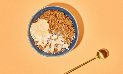 Veganes “Bounty” Porridge mit Kokos: cremig & schokoladig!