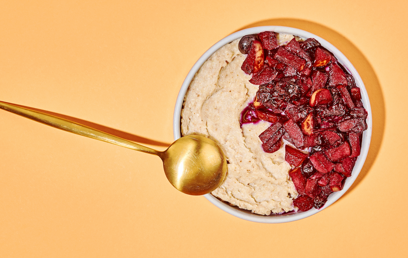 Buchweizen Porridge in Schale mit goldenem Löffel