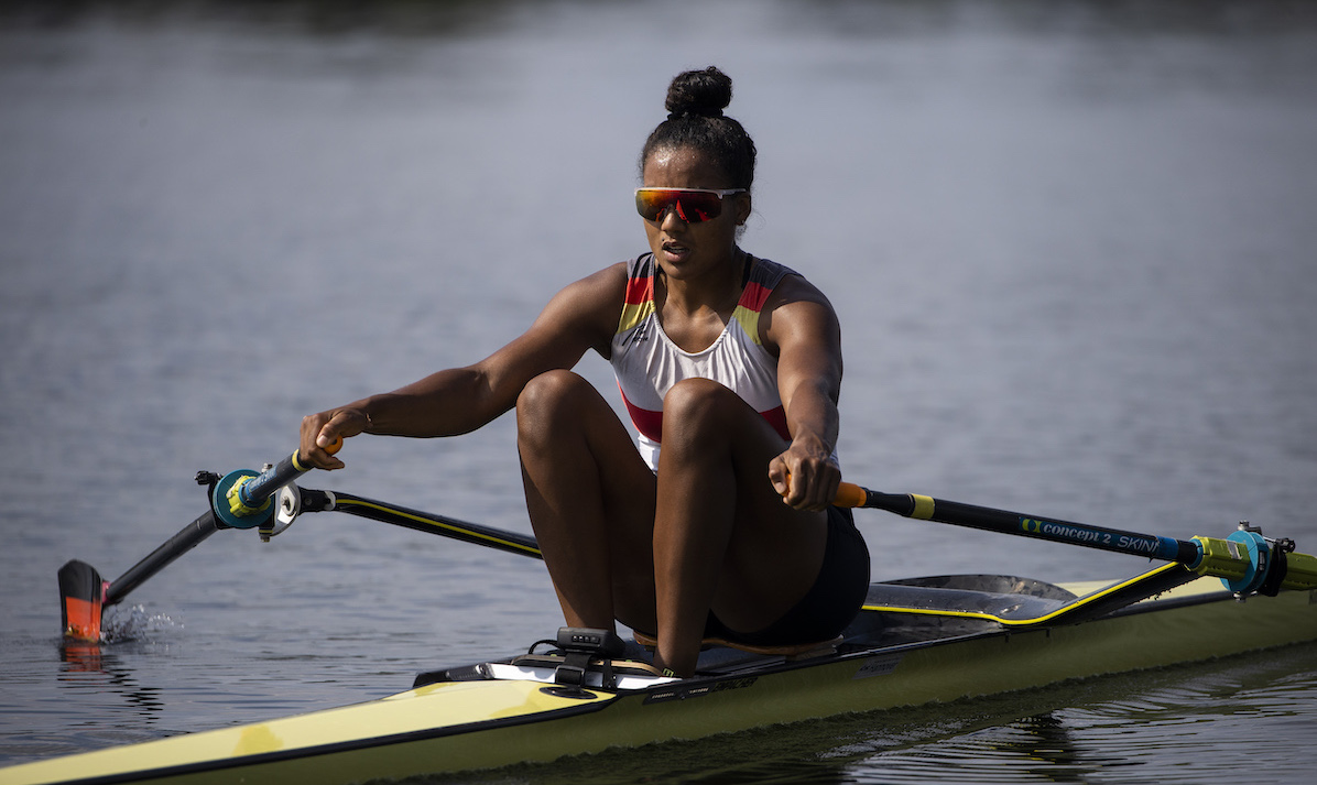 Carlotta Nwajide in Ruderboot