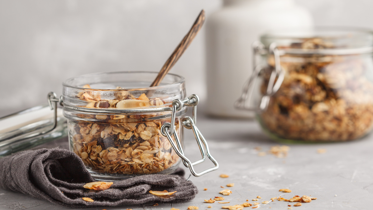 Granola in Glas mit Holzlöffel