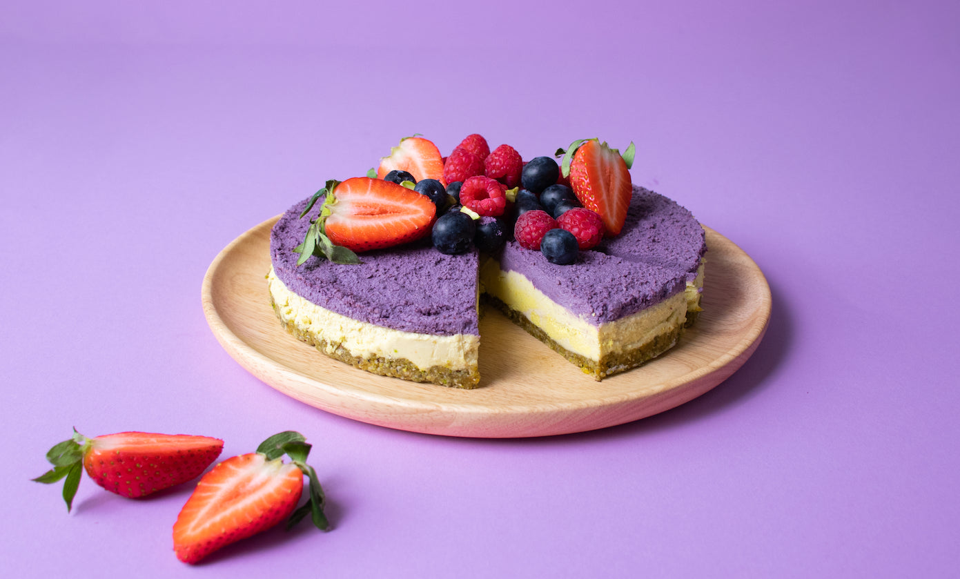 Tropischer Raw Cheesecake mit Açaí