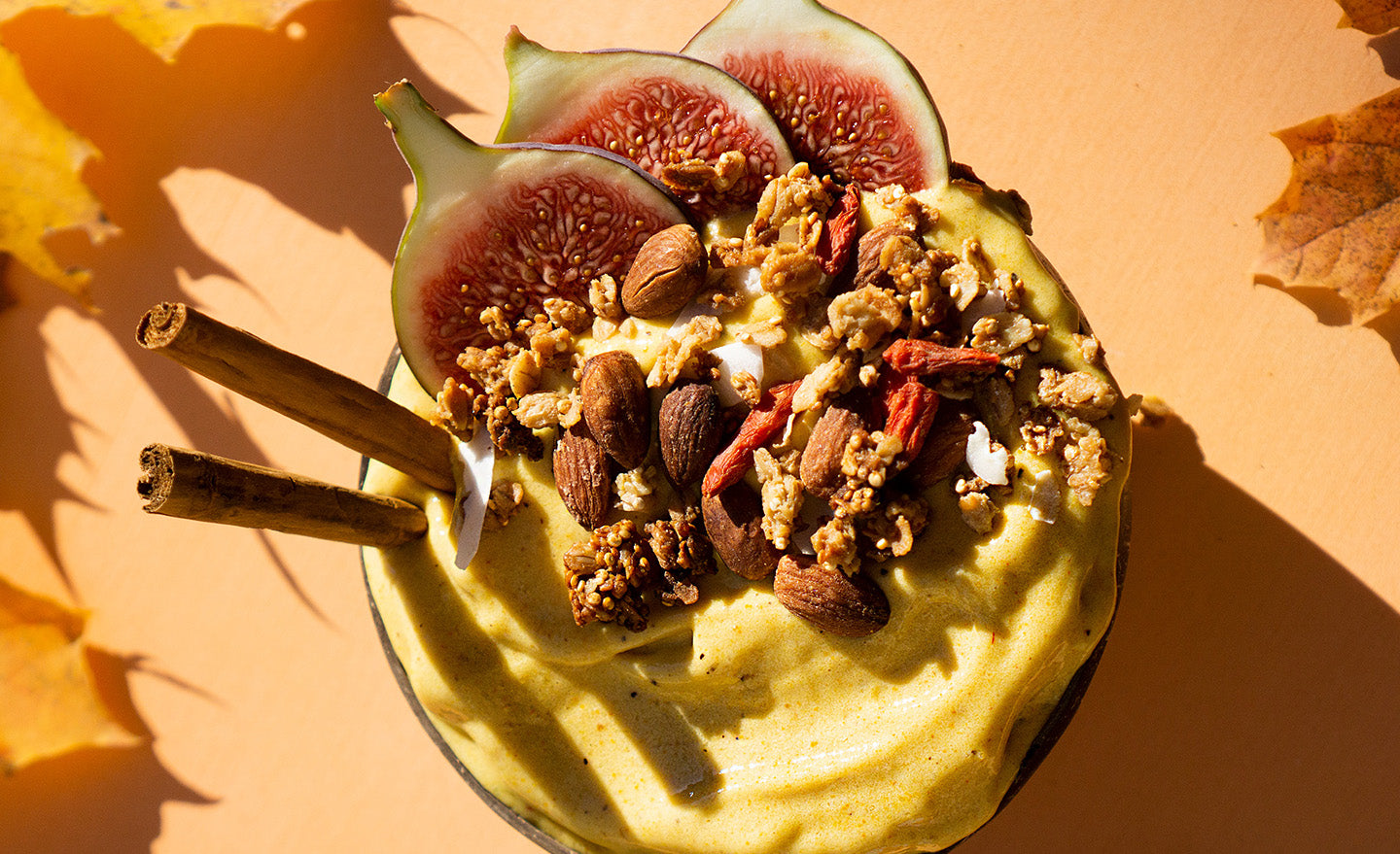 Herbstliche Tropical Smoothie Bowl mit Kürbis und Zimt