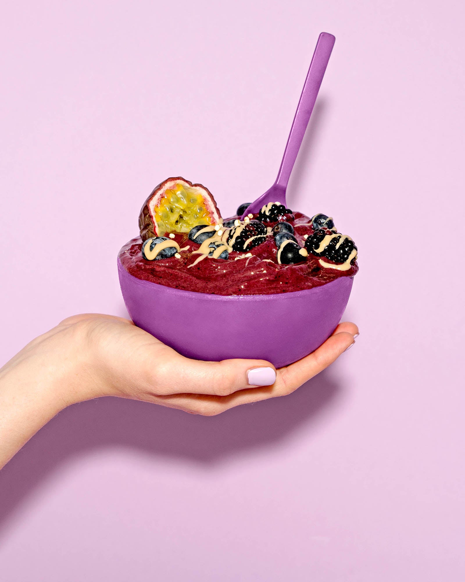 Zubereitete Açaí Bowl auf Hand